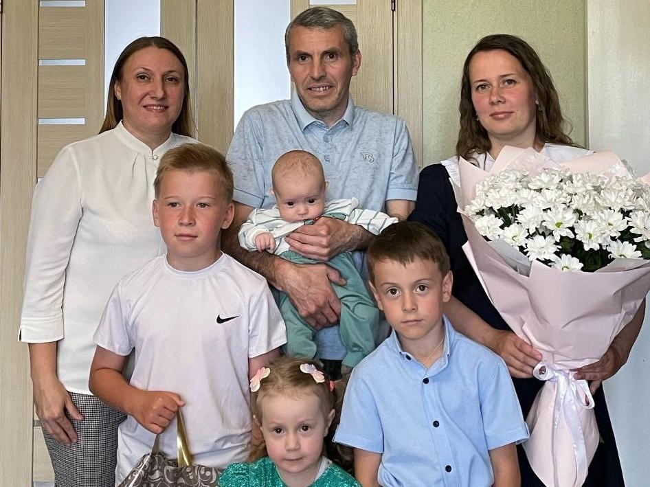 Вологодский Росреестр поздравил сотрудницу с Днём семьи, любви  и верности.