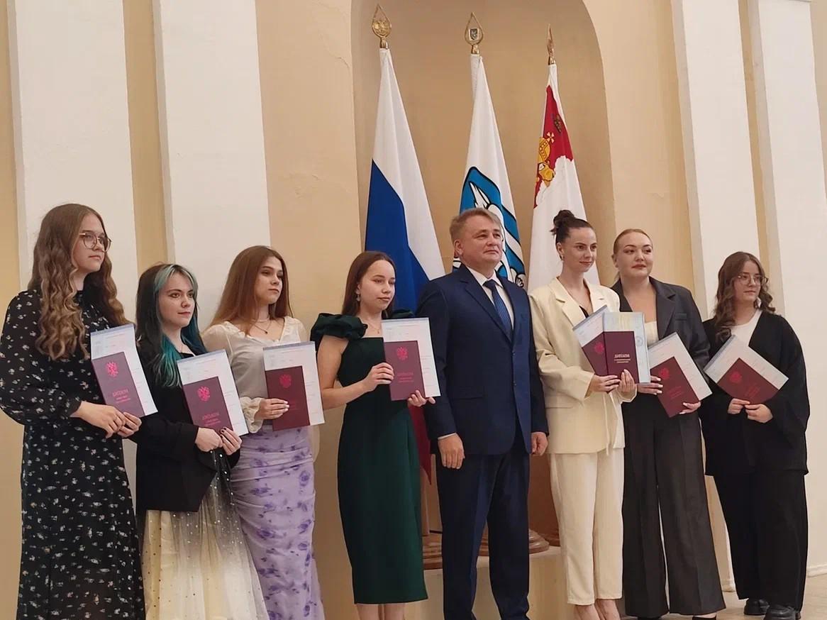 Представитель Вологодского Росреестра вручил дипломы  выпускникам ВоГУ.