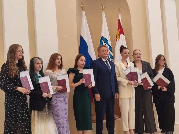 Представитель Вологодского Росреестра вручил дипломы выпускникам ВоГУ. Представитель Вологодского Росреестра вручил дипломы выпускникам ВоГУ.