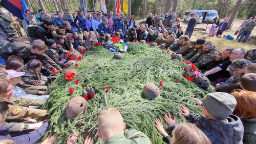 5 мая поисковики Сямженского округа приняли участие в памятных торжественных мероприятиях у памятника Воинам-Вологжанам.