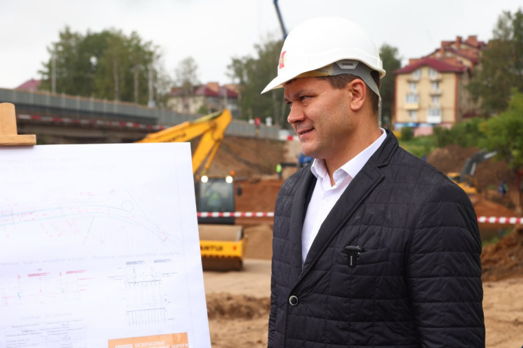Погода работе не помеха: подрядчик приступил к строительству нового моста к поселку Кувшиново.
